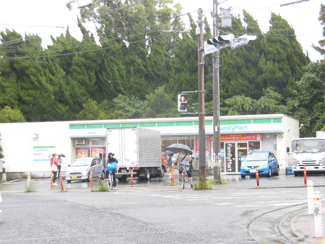 コンビニ　ファミリーマート（コンビニ）まで260m