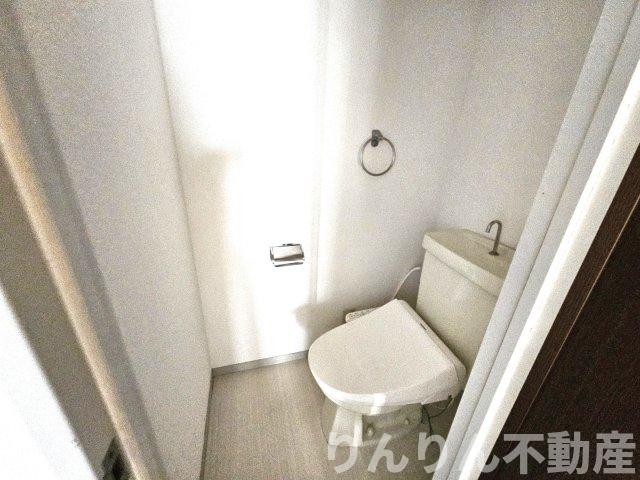 トイレ　落ち着いた色調のトイレです