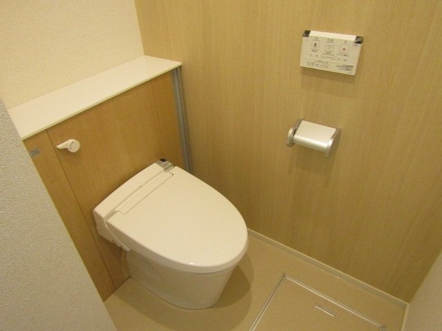 トイレ　落ち着いた色調のトイレです