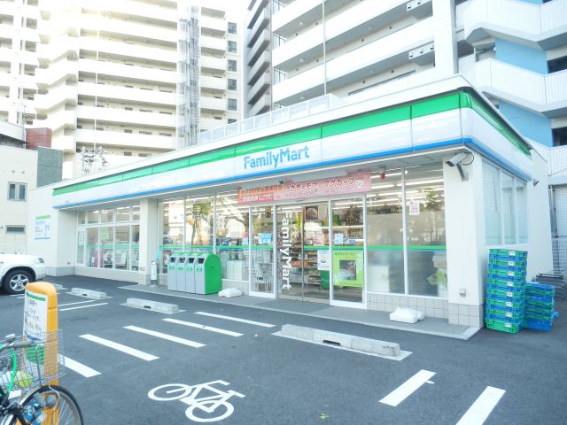 コンビニ　ファミリーマート（コンビニ）まで300m