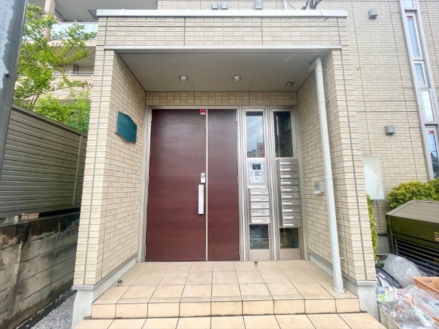 エントランス　同一建物内１０２号室内装写真転載