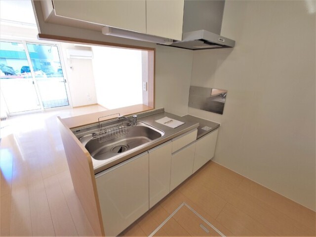 キッチン　同一建物内１０２号室内装写真転載