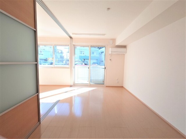 居室・リビング　同一建物内１０２号室内装写真転載