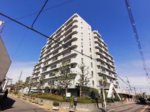 建物外観　東南角地で日当り良好の建物