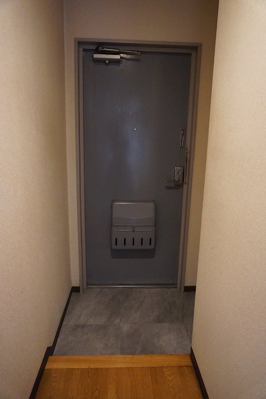 玄関　クリーニング前の写真です。
