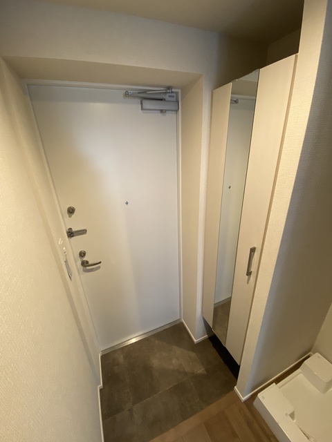 玄関　姿見付きシューズＢＯＸ。