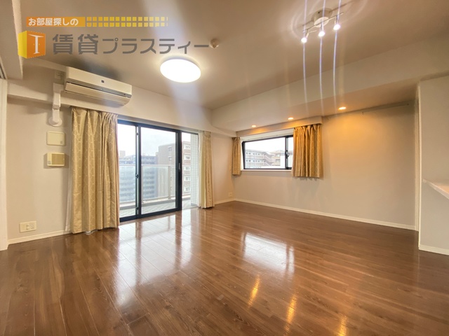 居室・リビング　角部屋で、風通しも良く日当たりもバッチリです。