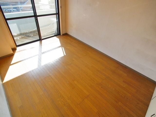 ＪＲ青梅線 西立川駅 徒歩9分 3階建 築37年の居間写真