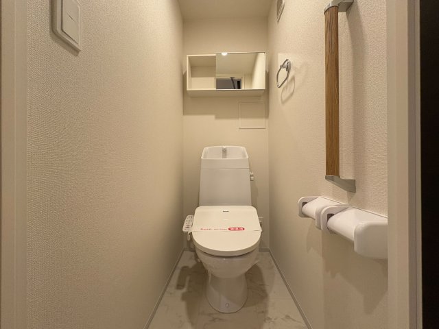 トイレ　落ち着いた色調のトイレです