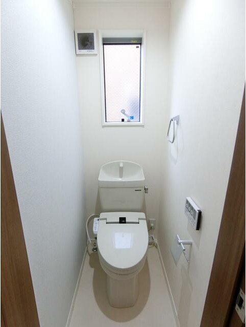 トイレ　落ち着いた色調のトイレです♪