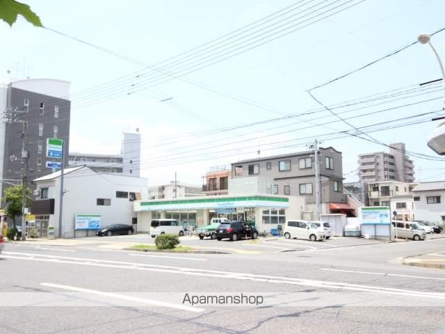 コンビニ　ファミリーマート（コンビニ）まで581m