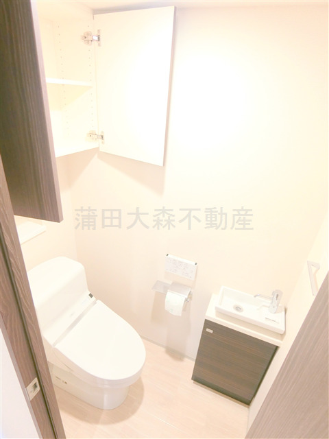 トイレ　温水洗浄便座　戸棚付き