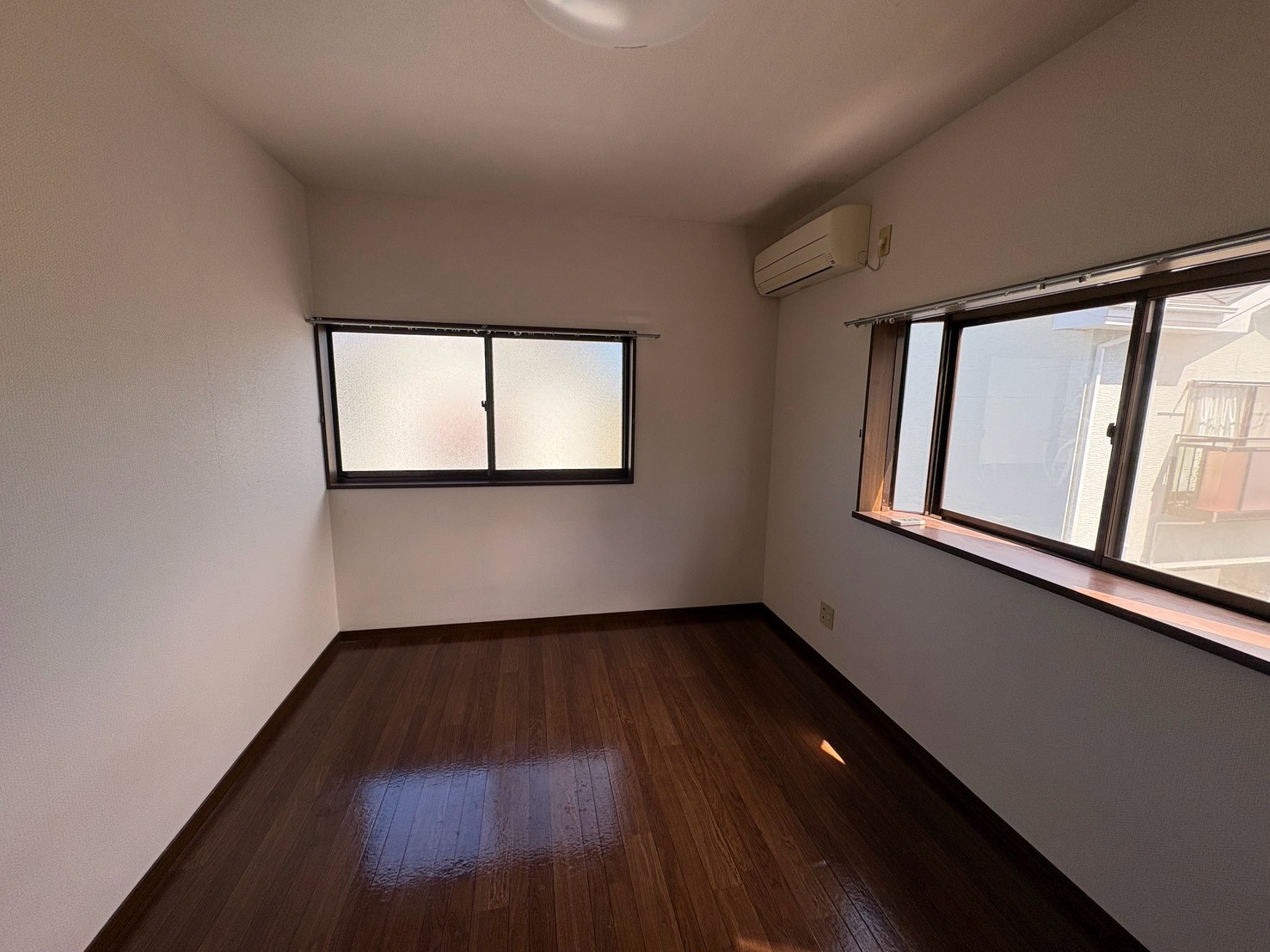 その他部屋・スペース　6帖洋室　角部屋なので窓が二つあって明るい！
