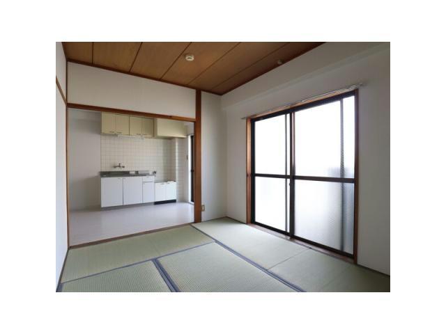 加藤コーポ新栄の居間写真