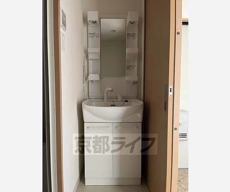 洗面設備　忙しい朝に嬉しい独立洗面台を完備しています。