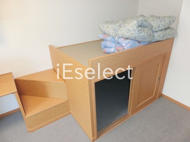 その他部屋・スペース　上部がベッドで従収納です。
