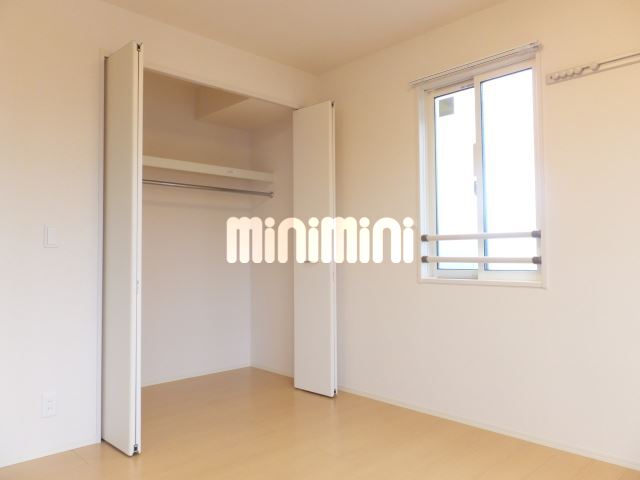 収納　角部屋で窓があって明るい室内