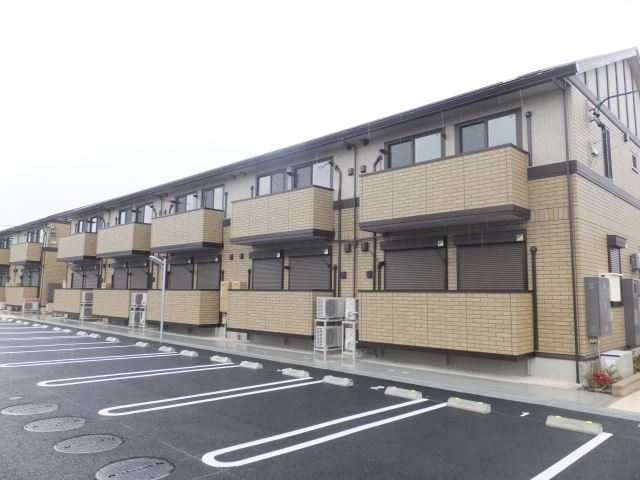 建物外観　目の前が駐車場で開放感があり日当たり良好