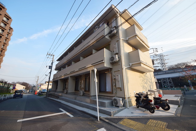 建物外観　～築年も浅くいい住み心地ぃ～