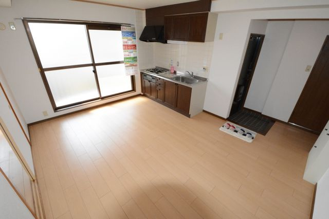 居室・リビング　床が明るい色合いで綺麗です♪