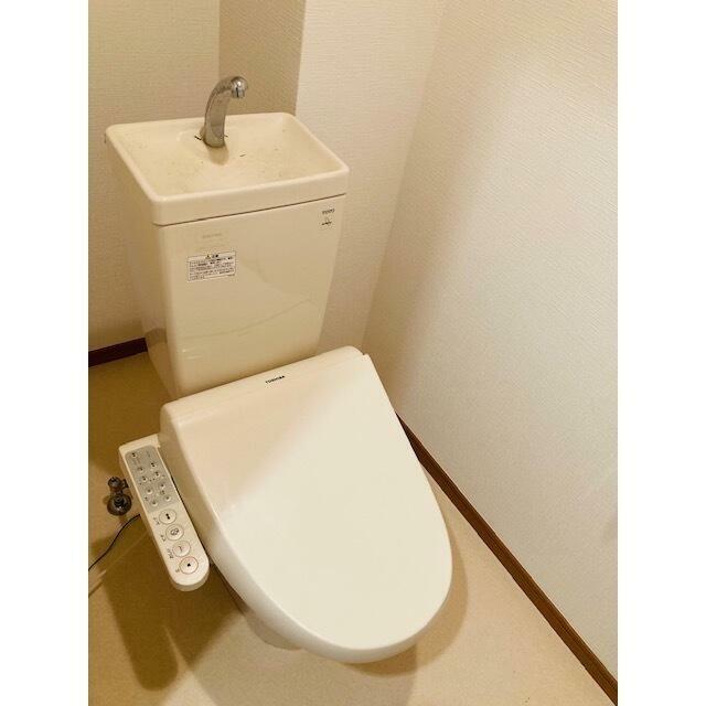 トイレ　※同タイプの別のお部屋の写真です。