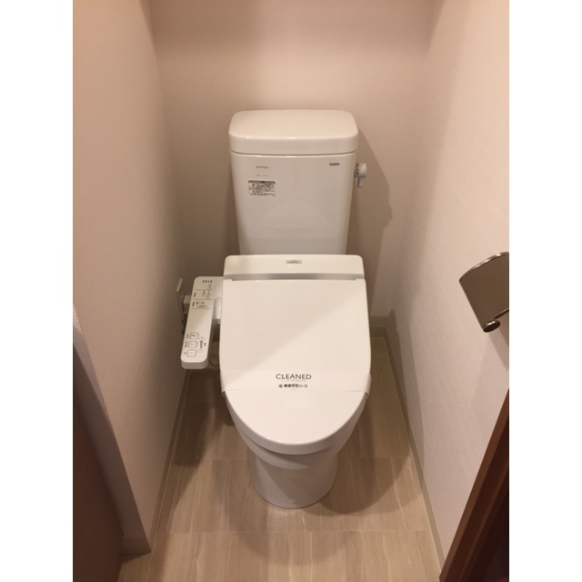 トイレ　※部屋タイプによって色が異なる場合がございます