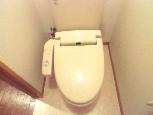 トイレ　温水洗浄機付のトイレです☆