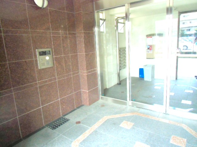 エントランス　安心のオートロックと留守でも安心な宅配ボックス完備です☆