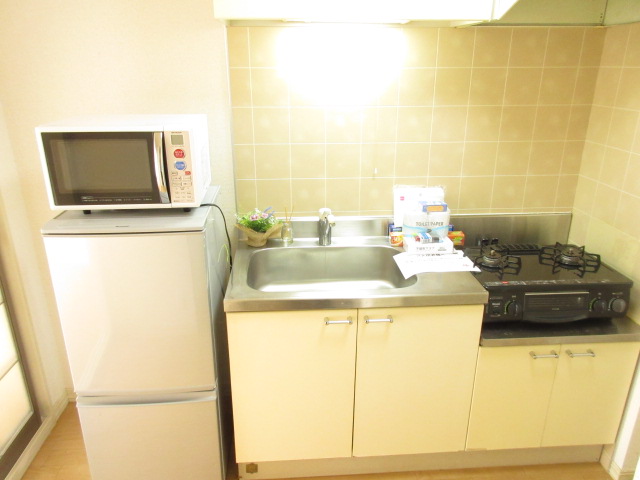 キッチン　2口ガスコンロ、冷蔵庫、電子レンジ付き、引っ越し便利。