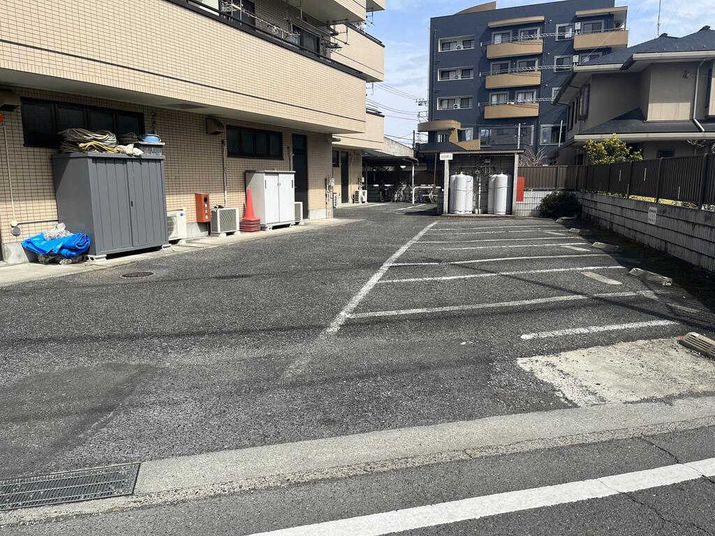 【クレストヒルの駐車場】