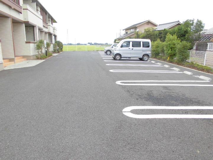 【グレース　アロッジオの駐車場】