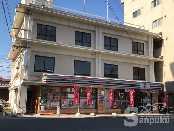 コンビニ　セブンイレブン（コンビニ）まで855m