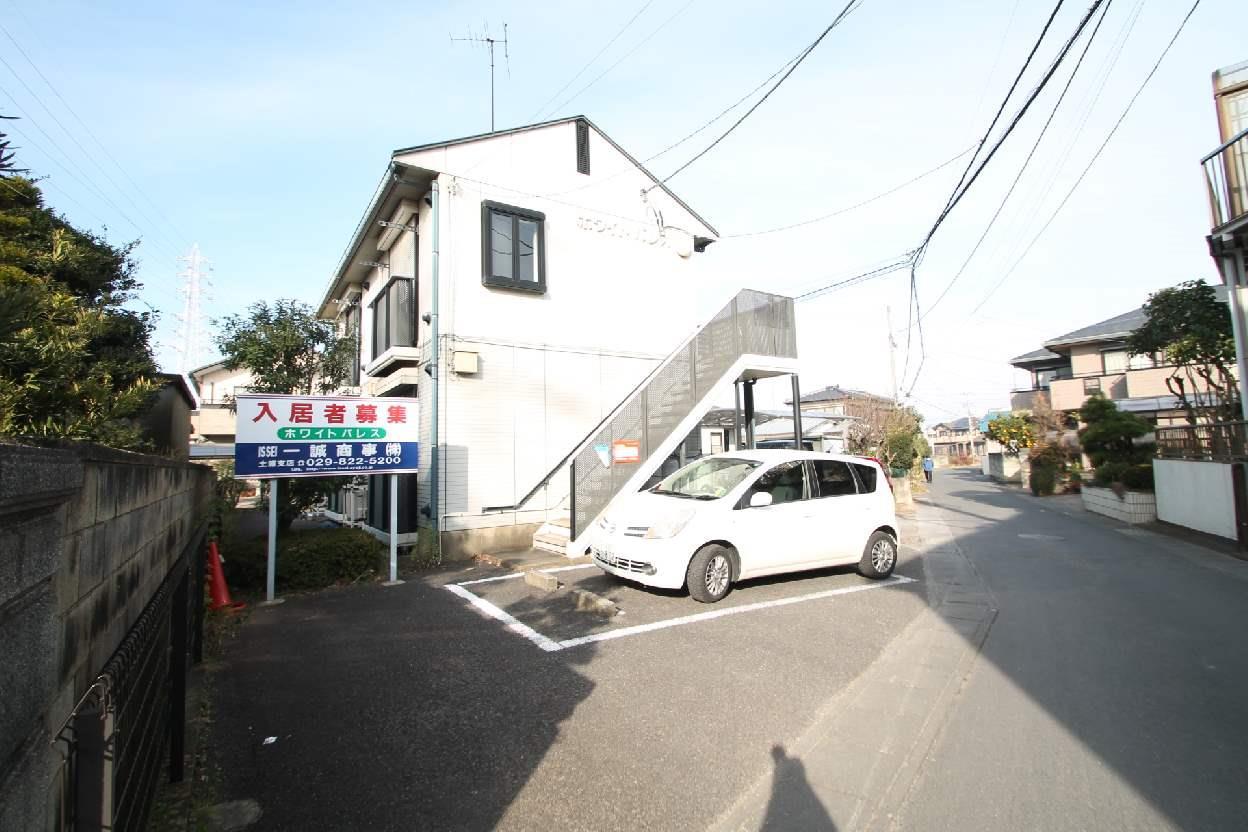 【ホワイトパレスの駐車場】