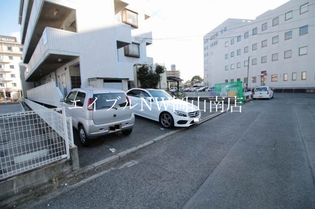 【岡山市北区十日市西町のマンションの駐車場】