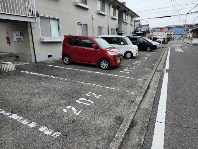 【松山市古川南のアパートの駐車場】