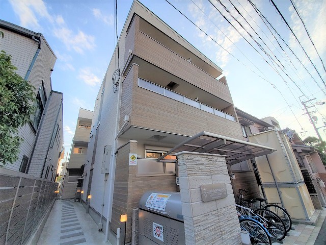 大和高田市日之出東本町のアパートの建物外観