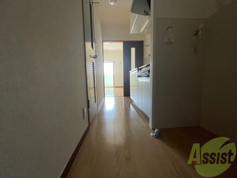 玄関　こちらは玄関になります。照明設備もございます。