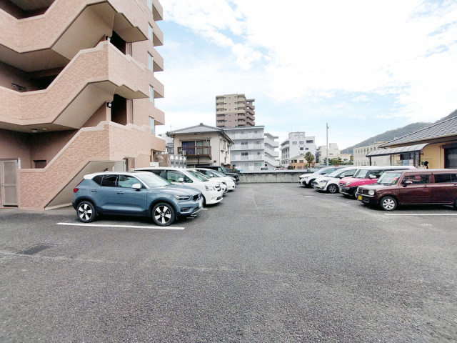 【松山市道後北代のマンションの駐車場】