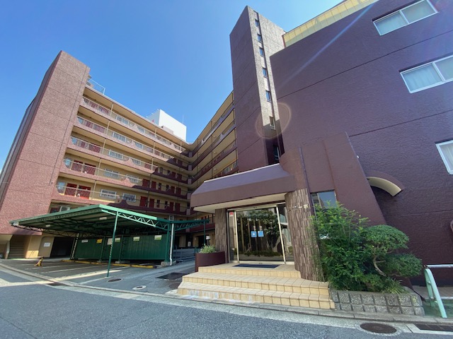 建物外観　築年は古いですが堂々としたマンションです。
