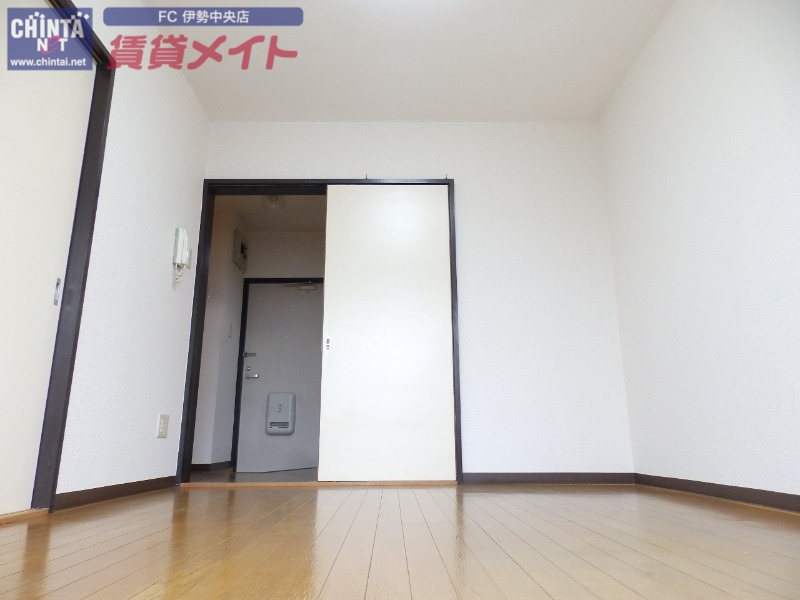 居室・リビング　同物件別室写真