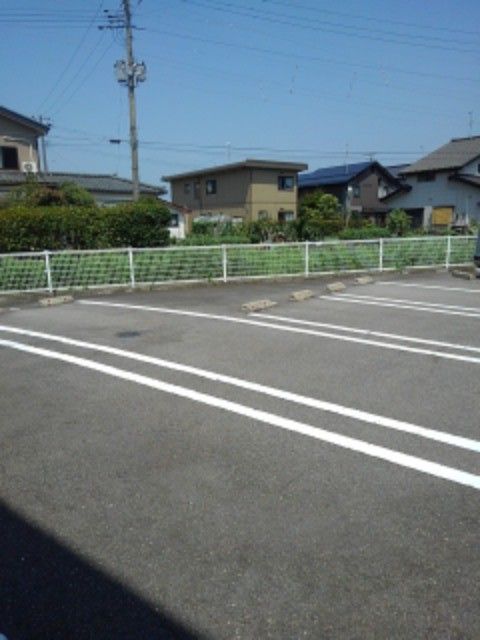 【胎内市住吉町のアパートの駐車場】