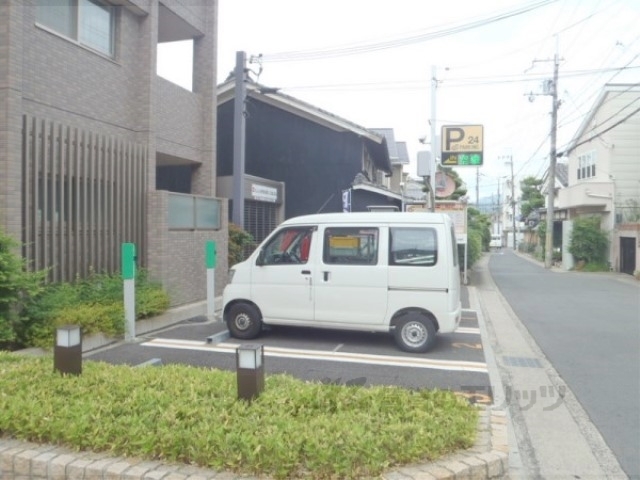 【京都市右京区太秦宮ノ前町のマンションの駐車場】