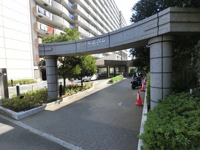 【千葉市美浜区幸町のマンションのエントランス】