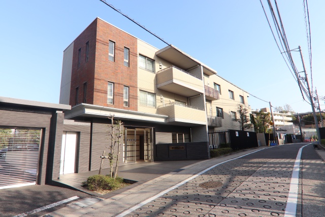 【レザンドール東山元町の建物外観】