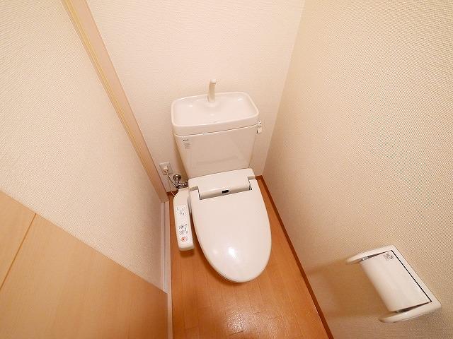 トイレ　落ち着いた色調のトイレです