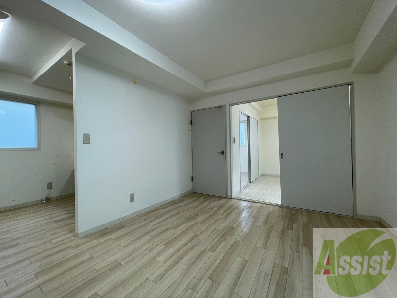 居室・リビング　日当たりが良くて心地よく過ごせそうなお部屋です。