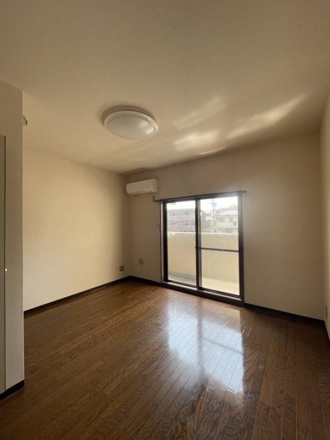 居室・リビング　別部屋写真になります。