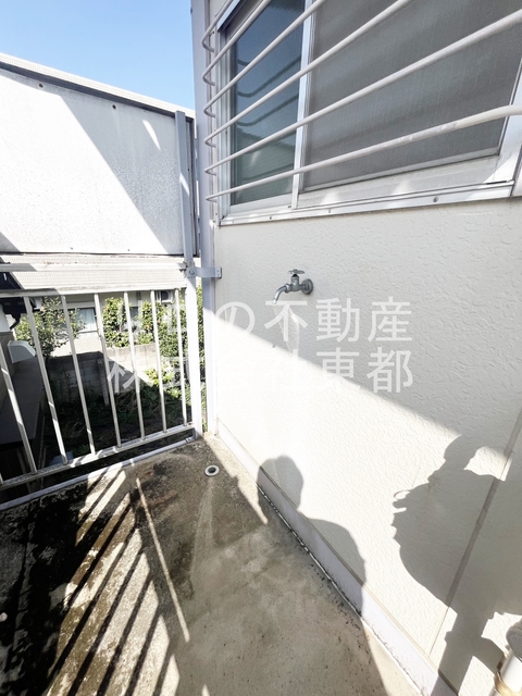 その他　洗濯機置場が室外にあるのでお部屋を広々お使いいただけます。