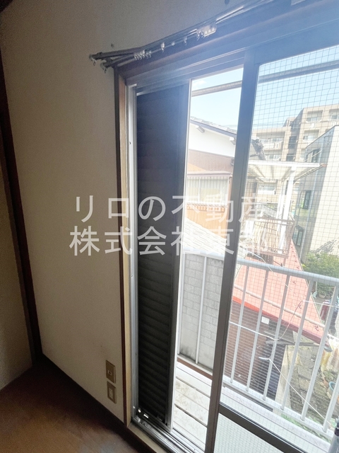 セキュリティ　雨戸付なので防犯面でも役立ちますね♪