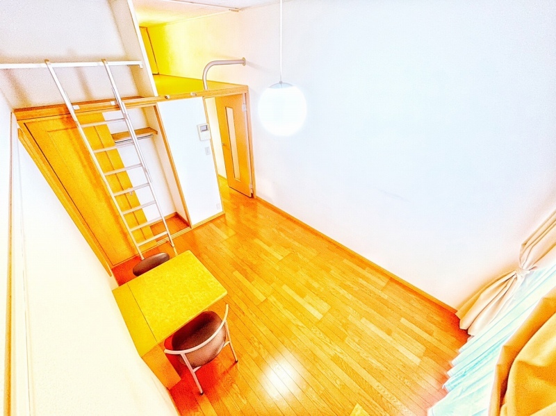 居室・リビング　家電・家具付き物件です。